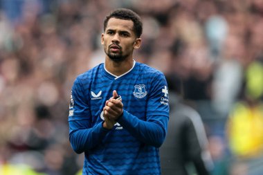 Everton 'dan Iliman Ndiaye, 13 Eylül 2025' te Liverpool 'daki Hill Dickinson Stadyumu' nda oynanan Premier League maçı sonrasında taraftarlarını alkışladı. 