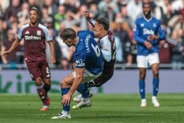Everton 'dan James Tarkowski, 13 Eylül 2025' te İngiltere 'nin Liverpool kentinde oynanan Premier Lig karşılaşmasında Aston Villa takımından Morgan Rogers' ı yendi. 