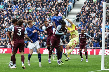 Aston Villa 'dan Emiliano Martinez, Premier Lig maçında köşedeki topa vuruyor. Everton, Aston Villa' ya karşı Hill Dickinson Stadyumu, Liverpool, İngiltere, 13 Eylül 2025 