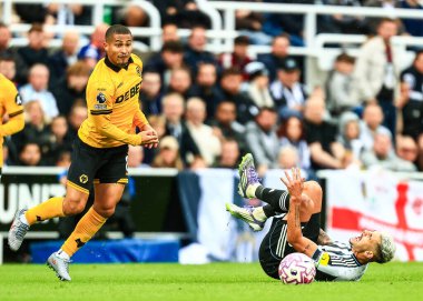 Newcastle United takımından Bruno Guimaraes, 13 Eylül 2025 'te St. James' s Park, Newcastle, İngiltere 'de oynanan Premier League karşılaşmasında Wolverhampton Wanderers' a karşı oynanan maçta Wolverhampton Wanderers 'dan Joo Gomes' a faul yaptı.  