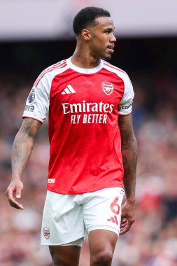 Arsenal 'den Gabriel Magalhaes 13 Eylül 2025' te İngiltere 'nin Emirates Stadyumu' nda oynanan Premier League maçında Arsenal ve Nottingham Forest maçına bakıyor. 