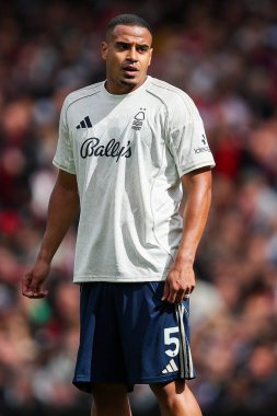 Nottingham Ormanı 'ndan Murillo, 13 Eylül 2025' te İngiltere 'nin Emirates Stadyumu' nda oynanan Premier Lig karşılaşmasında Arsenal ve Nottingham Ormanı maçını izliyor. 