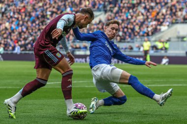 Everton 'dan James Garner, Premier Lig maçı sırasında Aston Villa' dan Matty Cash 'in attığı top Everton - Aston Villa maçı sırasında Liverpool, İngiltere' deki Hill Dickinson Stadyumu 'nda oynandı. 