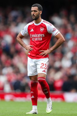 Arsenal 'den Mikel Merino, 13 Eylül 2025' te İngiltere 'nin Emirates Stadyumu' nda oynanan Premier Lig karşılaşmasında Arsenal ve Nottingham Forest maçına bakıyor. 