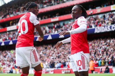 Arsenal 'den Noni Madueke ve Eberechi Eze, takımın 13 Eylül 2025' te Emirates Stadyumu 'nda oynanan Premier League maçı Arsenal - Nottingham Forest maçında attığı golü kutluyorlar. 