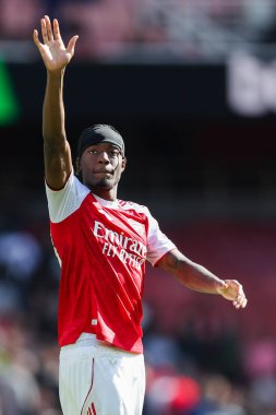 Arsenal 'den Noni Madueke, 13 Eylül 2025' te Emirates Stadyumu 'nda oynanan Premier League maçı sonrasında oynanan Arsenal-Nottingham Forest maçının ardından takımların galibiyetini kabul ediyor. 