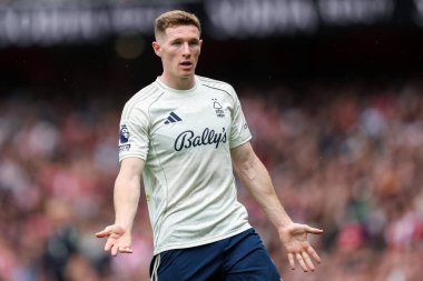 Nottingham Ormanı 'ndan Elliot Anderson, 13 Eylül 2025 tarihinde İngiltere' nin Emirates Stadyumu 'nda oynanan Premier League maçı sırasında Arsenal ve Nottingham Ormanı maçında görev başında.     