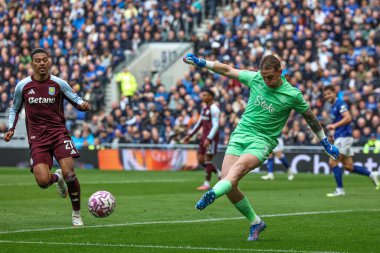 Everton 'dan Jordan Pickford, 13 Eylül 2025' te Liverpool 'daki Hill Dickinson Stadyumu' nda oynanan Premier League maçında topu temizliyor. 
