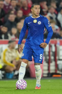Chelsea 'den Enzo Fernnndez 13 Eylül 2025' te Londra 'daki The Gtech Community Stadyumu' nda oynanan Premier League karşılaşmasında topa vuruyor. 