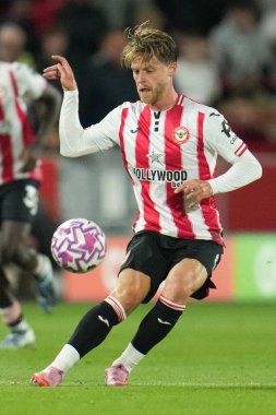 Brentford 'dan Mathias Jensen, 13 Eylül 2025' te İngiltere 'deki The Gtech Community Stadyumu' nda oynanan Premier League karşılaşmasında ileri pas attı. 