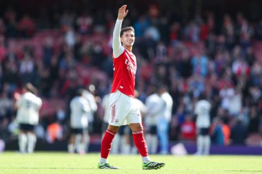 Arsenal 'den Martin Zubimendi, 13 Eylül 2025' te Emirates Stadyumu 'nda oynanan Premier League maçı sonrasında oynanan Arsenal-Nottingham Forest maçının ardından takımların kazandığı galibiyet sonrasında taraftarlara teşekkür ediyor. 