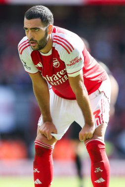 Arsenal 'den Mikel Merino, 13 Eylül 2025' te İngiltere 'nin Emirates Stadyumu' nda oynanan Premier Lig karşılaşmasında Arsenal ve Nottingham Forest maçına bakıyor. 