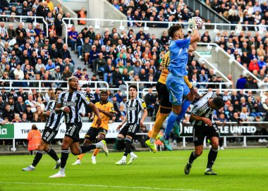 Nick Pope Newcastle United Premier League maçı sırasında topu yakaladı. Newcastle United, Wolverhampton Wanderers 'a karşı. St. James' s Park, Newcastle, İngiltere, 13 Eylül 2025 