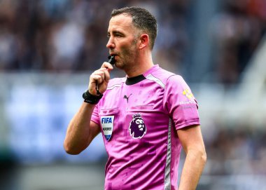 Hakem Christopher Kavanagh Premier Lig maçı sırasında Newcastle United, Wolverhampton Wanderers 'a karşı St. James' s Park, Newcastle, 13 Eylül 2025 