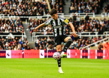 Newcastle United takımından Tino Livramento, Premier League maçında topu kontrol ediyor. Newcastle United, Wolverhampton Wanderers 'a karşı. St. James' s Park, Newcastle, İngiltere, 13 Eylül 2025 