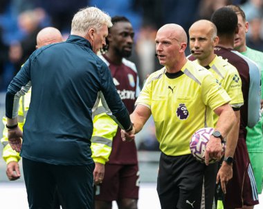 Everton teknik direktörü David Moyes, 13 Eylül 2025 'te İngiltere' nin Liverpool şehrinde oynanan Premier League maçında Everton-Aston Villa maçında Simon Hooper ile tokalaştı. 