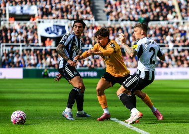 Wolverhampton Wanderers takımından Rodrigo Gomes, 13 Eylül 2025 'te İngiltere' deki St. James 's Park' ta oynanan Premier League maçı sırasında Wolverhampton Wanderers 'a karşı maç yapıyor. 