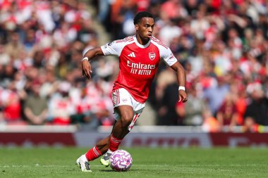 Arsenal 'den Jurrien Timber, 13 Eylül 2025' te İngiltere 'nin Emirates Stadyumu' nda oynanan Premier League maçında topla koştu. 