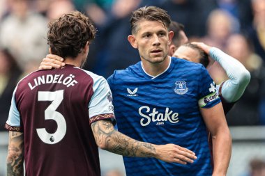 Everton 'dan James Tarkowski ve Aston Villa' dan Victor Lindelof, 13 Eylül 2025 'te Liverpool, Liverpool' daki Hill Dickinson Stadyumu 'nda oynanan Premier League karşılaşması sonrasında Everton ve Aston Villa el sıkıştı. 