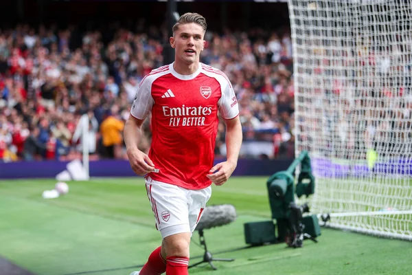 Arsenal 'den Viktor Gyokeres, 13 Eylül 2025' te İngiltere 'nin Emirates Stadyumu' nda oynanan Premier League maçı Arsenal-Nottingham Forest maçında 2-0 'lık galibiyetini kutluyor. 