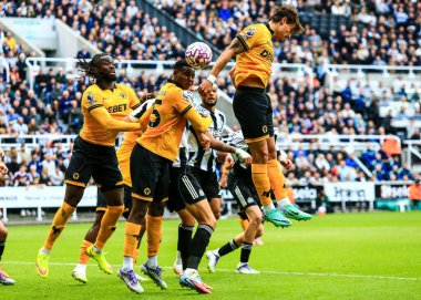 Wolverhampton Wanderers takımından Yerson Mosquera, 13 Eylül 2025 'te İngiltere' deki St. James 's Park' ta oynanan Premier League maçı Newcastle United ve Wolverhampton Wanderers maçında topun başına geçti. 