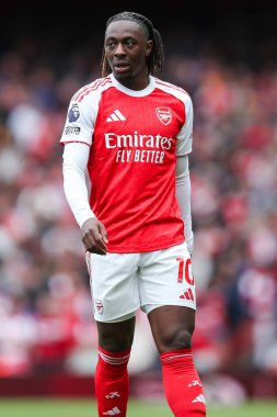 Arsenal 'den Eberechi Eze, 13 Eylül 2025' te İngiltere 'nin Emirates Stadyumu' nda oynanan Premier League maçında Arsenal ve Nottingham Forest maçına bakıyor. 