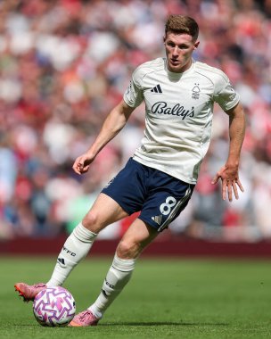 Nottingham Ormanı 'ndan Elliot Anderson, 13 Eylül 2025' te İngiltere 'nin Emirates Stadyumu' nda oynanan Premier League maçında topla koşuyor. 