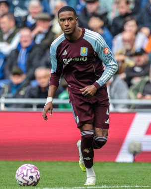 Aston Villa takımından Ezri Konsa, 13 Eylül 2025 'te İngiltere' nin Liverpool kentindeki Dickinson Stadyumu 'nda oynanan Premier League maçında topu Everton' a karşı Aston Villa maçında pas attı. 