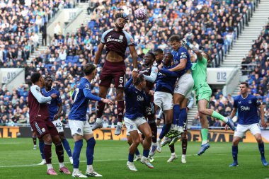 Aston Villa takımından Tyrone Mings, 13 Eylül 2025 'te Liverpool, Liverpool' daki Hill Dickinson Stadyumu 'nda oynanan Premier League maçında topu Everton' a karşı Aston Villa 'ya veriyor.