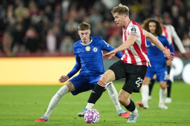 Chelsea 'den Cole Palmer, 13 Eylül 2025' te Londra 'daki Gtech Community Stadyumu' nda Brentford Chelsea 'ye karşı oynanan Premier League maçında Brentford' lu Nathan Collins 'e baskı yapıyor.