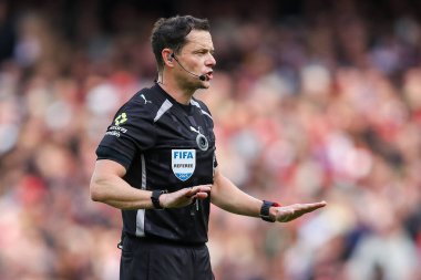 Hakem Darren England, 13 Eylül 2025 tarihinde İngiltere 'nin Emirates Stadyumu' nda oynanan Premier League karşılaşmasında Arsenal ve Nottingham Forest karşı karşıya geldi.