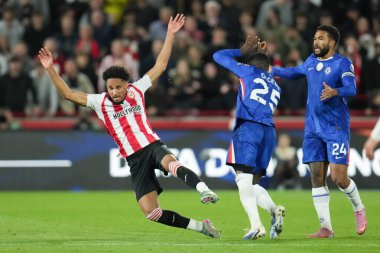 Chelsea 'den Moiss Caicedo, 13 Eylül 2025' te Londra 'daki The Gtech Community Stadyumu' nda Brentford-Chelsea Premier League karşılaşmasında Kevin Schade 'i itiyor. 
