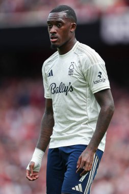 Nottingham Ormanı 'ndan Callum Hudson-Odoi, 13 Eylül 2025 tarihinde İngiltere' nin Emirates Stadyumu 'nda oynanan Premier League maçında Arsenal ve Nottingham Ormanı maçına bakıyor. 