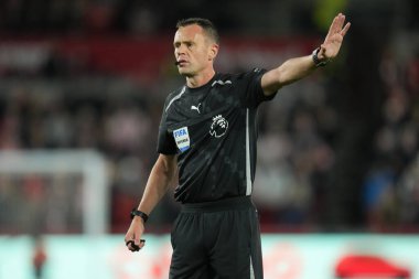 Premier Lig maçında hakem Stuart Attwell Brentford Chelsea 'ye karşı Gtech Community Stadyumu, Londra, 13 Eylül 2025 