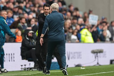 Everton ve Aston Villa takımlarının menajeri David Moyes, 13 Eylül 2025 'te Liverpool, Liverpool' da oynanan Premier League maçı sonrasında Everton-Aston Villa maçında el sıkıştı. 