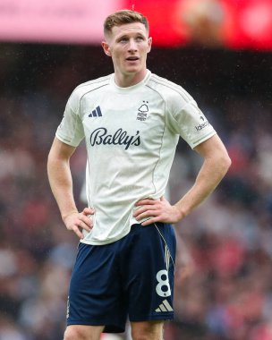 Nottingham Ormanı 'ndan Elliot Anderson, 13 Eylül 2025' te İngiltere 'nin Emirates Stadyumu' nda oynanan Premier League maçında Arsenal ve Nottingham Ormanı maçına bakıyor. 