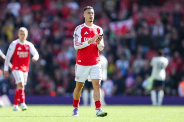 Arsenal 'den Gabriel Martinelli, 13 Eylül 2025 tarihinde İngiltere' nin başkenti Londra 'daki Emirates Stadyumu' nda oynanan Premier League maçı Arsenal-Nottingham Forest maçının ardından kazandığı galibiyet sonrasında taraftarları kabul ediyor. 