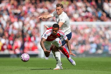 Arsenal 'den Gabriel Magalhaes, 13 Eylül 2025' te İngiltere 'nin Emirates Stadyumu' nda oynanan Premier League karşılaşmasında Nottingham Ormanı 'ndan Chris Wood' a meydan okudu.
