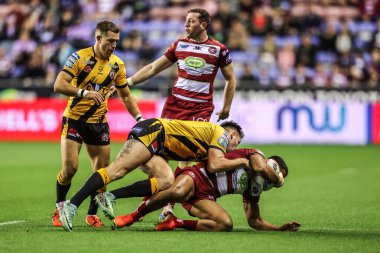 Wigan Warriors takımının Kruise Leeming 'i Castleford Tigers takımından Sam Wood ve Castleford Tigers' dan Brad Singleton, Wigan Warriors 'a karşı oynadıkları 26.