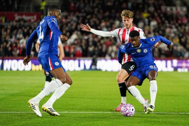 Chelsea 'den Jorrel Hato, Brentford Premier Lig karşılaşmasında Mathias Jensen' ı geride tutuyor Brentford Chelsea 'ye karşı Gtech Community Stadyumu' nda, 13 Eylül 2025