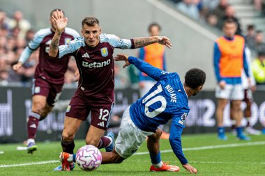 Aston Villa takımından Lucas Digne, Premier League maçında Everton - Aston Villa maçı sırasında İngiltere 'nin Liverpool şehrindeki Liverpool Stadyumu' nda Iliman Ndiaye 'in yanından geçiyor.