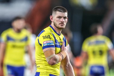 Warrington Wolves takımından Danny Walker, 13 Eylül 2025 'te MKM Stadyumu' nda oynanan Betfred Süper Lig 26. Raundu 'nda taraftarlarına karşı Hull FC-Warrington Wolves maçında rozetini okşadı.