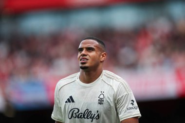 Nottingham Ormanı 'ndan Murillo, 13 Eylül 2025' te İngiltere 'nin Emirates Stadyumu' nda oynanan Premier Lig karşılaşmasında Arsenal ve Nottingham Ormanı maçını izliyor.