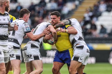 Warrington Wolves 'tan Joe Philbin, Hull FC' den Tom Briscoe tarafından 13 Eylül 2025 'te MKM Stadyumu' nda oynanan Betfred Süper Lig 26. Raundda oynanan Hull FC vs Warrington Wolves maçında yenildi.