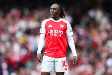 Arsenal 'den Eberechi Eze, 13 Eylül 2025' te İngiltere 'nin Emirates Stadyumu' nda oynanan Premier League maçında Arsenal ve Nottingham Forest maçına bakıyor.