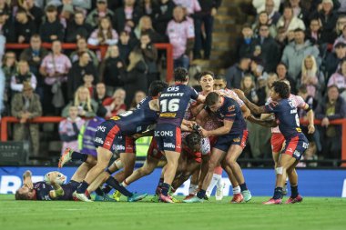 Leigh Leoparları 'ndan Edwin Ipape' nin, 12 Eylül 2025 'te Leigh Spor Köyü' nde oynanan Betfred Süper Lig 26. Raundunda sarı kart ihlali maçında Leigh Leopards 'ın St. Helens' e karşı açtığı maçtan sonra sinirler gerildi.