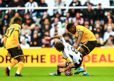Newcastle United takımından Sandro Tonali, Premier Lig karşılaşmasında Wolverhampton Wanderers 'a karşı St. James' s Park, Newcastle, İngiltere, 13 Eylül 2025 'te oynanan karşılaşmada Wolverhampton Wanderers' dan Marshall Munetsi 'ye faul yaptı.