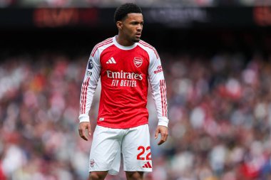 Arsenal 'den Ethan Nwaneri, 13 Eylül 2025' te İngiltere 'nin Emirates Stadyumu' nda oynanan Premier League karşılaşmasında Arsenal ve Nottingham Forest maçına bakıyor. 