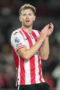 Brentford 'dan Nathan Collins Premier League maçından sonra Brentford Chelsea' ye karşı Gtech Community Stadyumu, Londra, 13 Eylül 2025