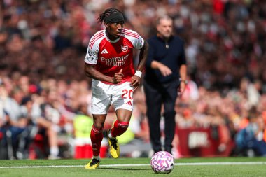 Arsenal 'den Noni Madueke, 13 Eylül 2025' te İngiltere 'nin Emirates Stadyumu' nda oynanan Premier League maçında topu Nottingham Ormanı 'na karşı fırlattı. 